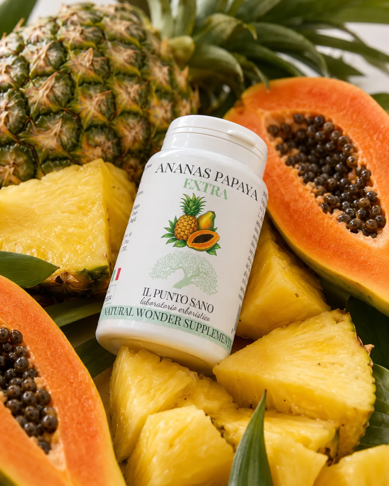 Ananas Papaya Extra su ananas e papaya Flacone di Ananas Papaya Extra Il Punto Sano coricato su ananas e papaya freschi, immagine creativa per integratore naturale.