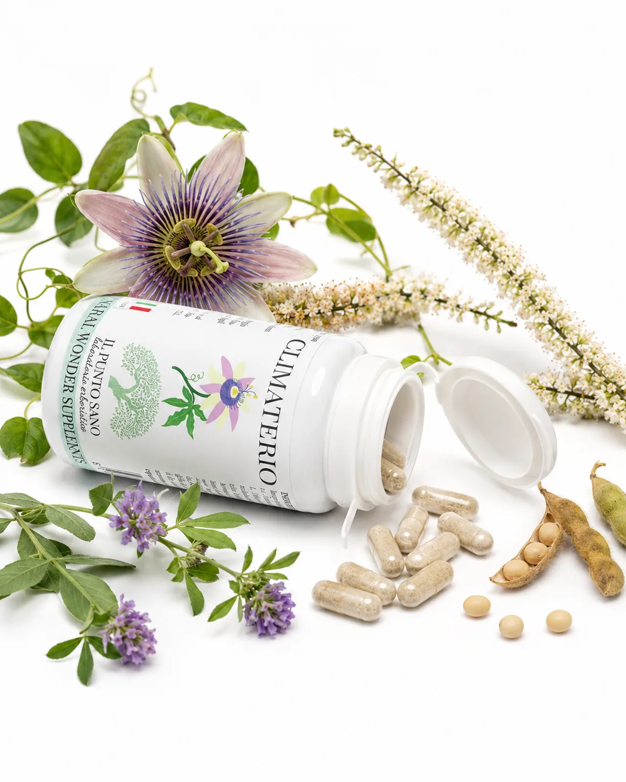 Climaterio con Botanicals – Il Punto Sano Climaterio Il Punto Sano con capsule e ingredienti botanici come passiflora, erba medica e soia in composizione naturale su sfondo chiaro