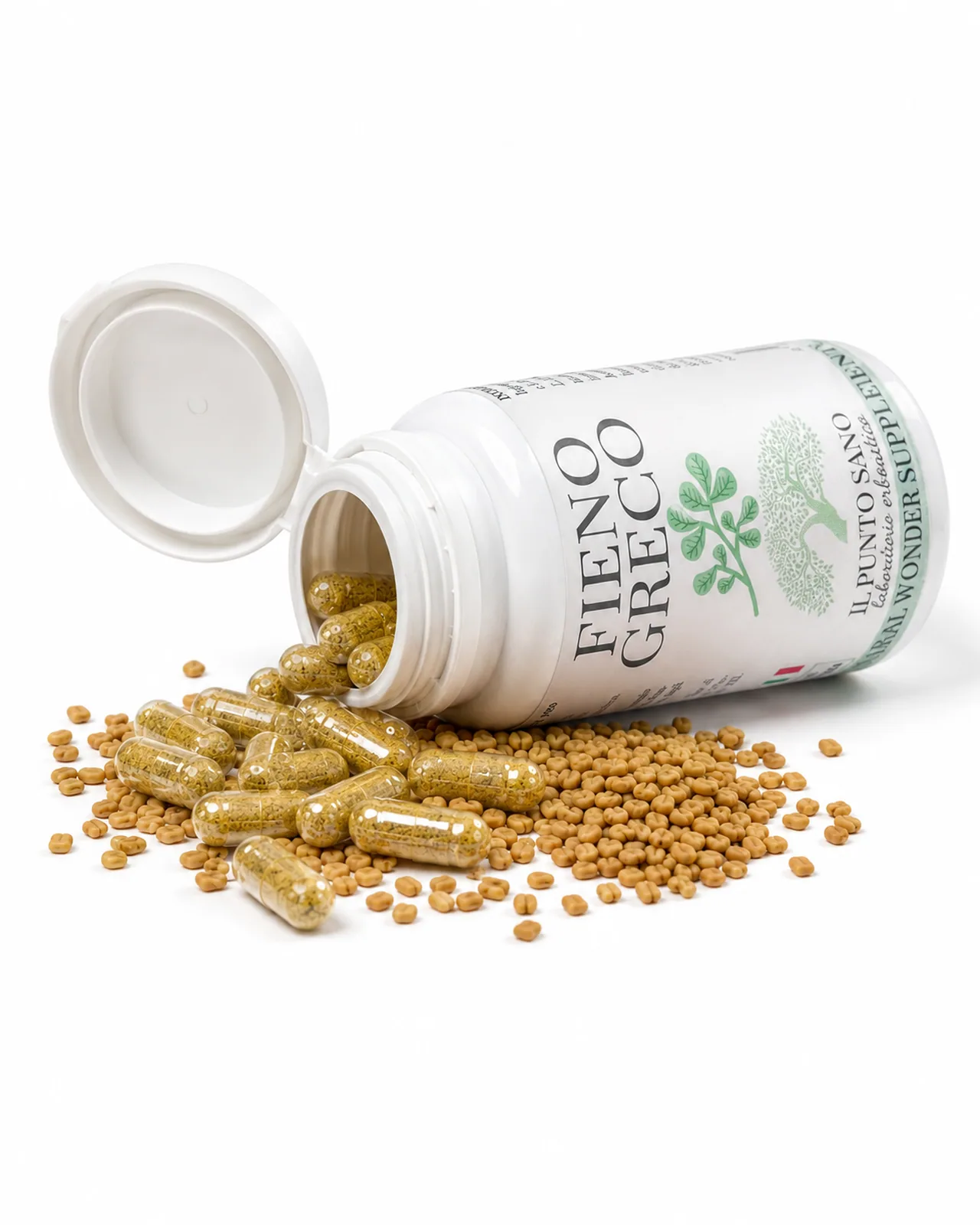 Fieno Greco – Flacone aperto con semi e capsule Flacone aperto di Fieno Greco Il Punto Sano con capsule vegetali e semi di Trigonella foenum-graecum su sfondo bianco.
