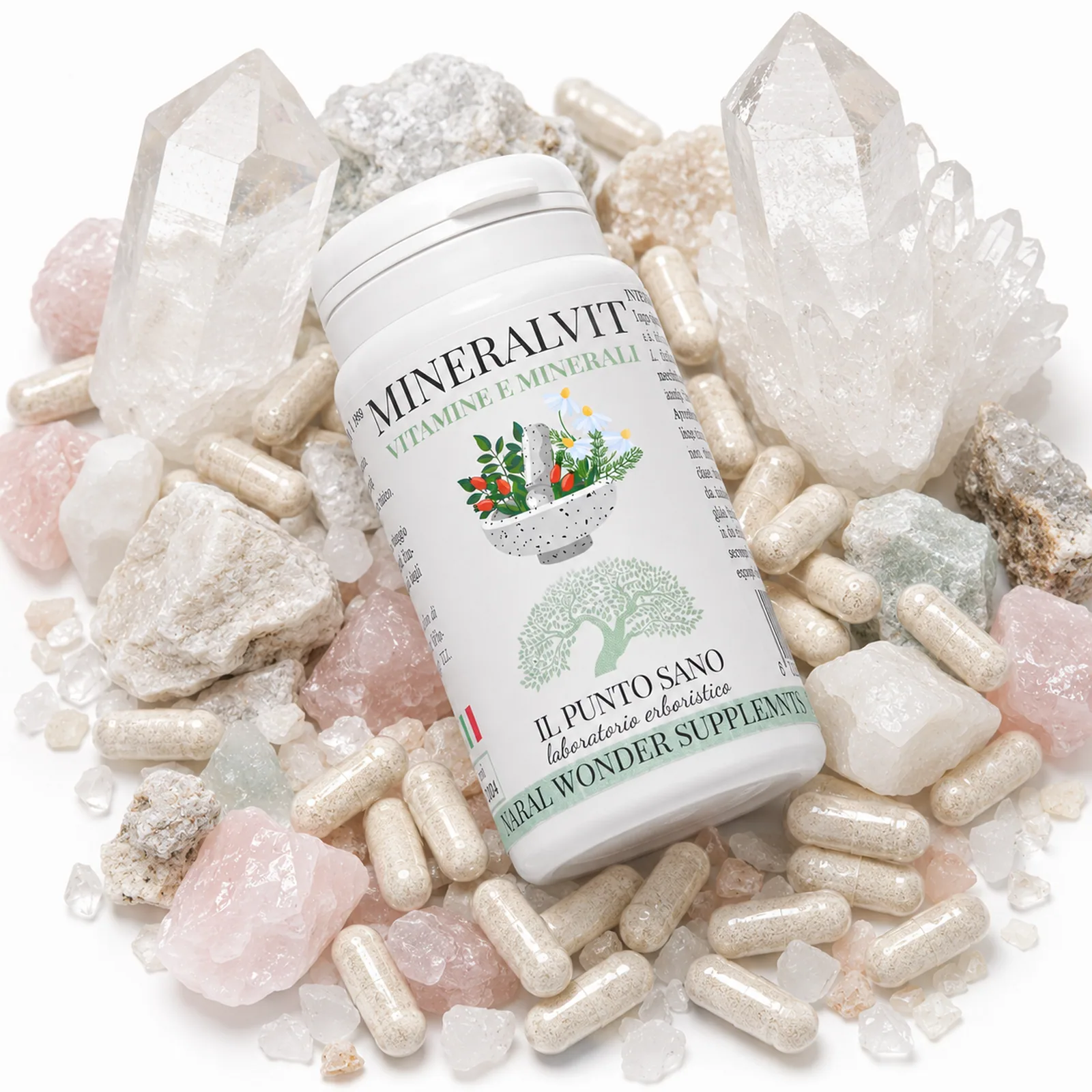 Mineralvit composizione creativa con cristalli Composizione creativa di Mineralvit Il Punto Sano con flacone adagiato tra capsule e cristalli minerali chiari, immagine evocativa del contenuto in vitamine e minerali.