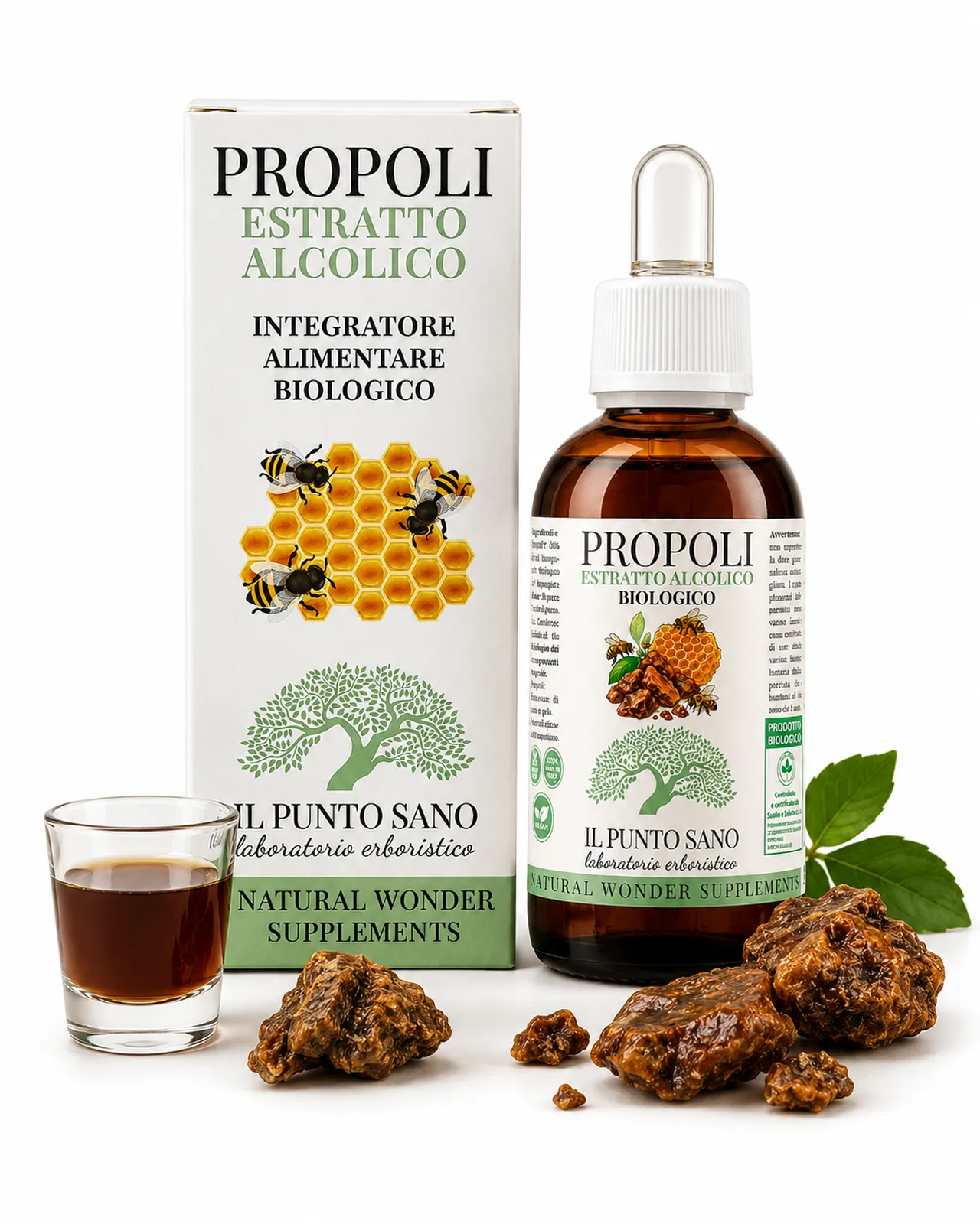 Propoli Estratto Alcolico Biologico con propoli grezza Propoli Estratto Alcolico Biologico Il Punto Sano con flacone, confezione, propoli grezza e bicchierino di estratto, in composizione prodotto su sfondo bianco.