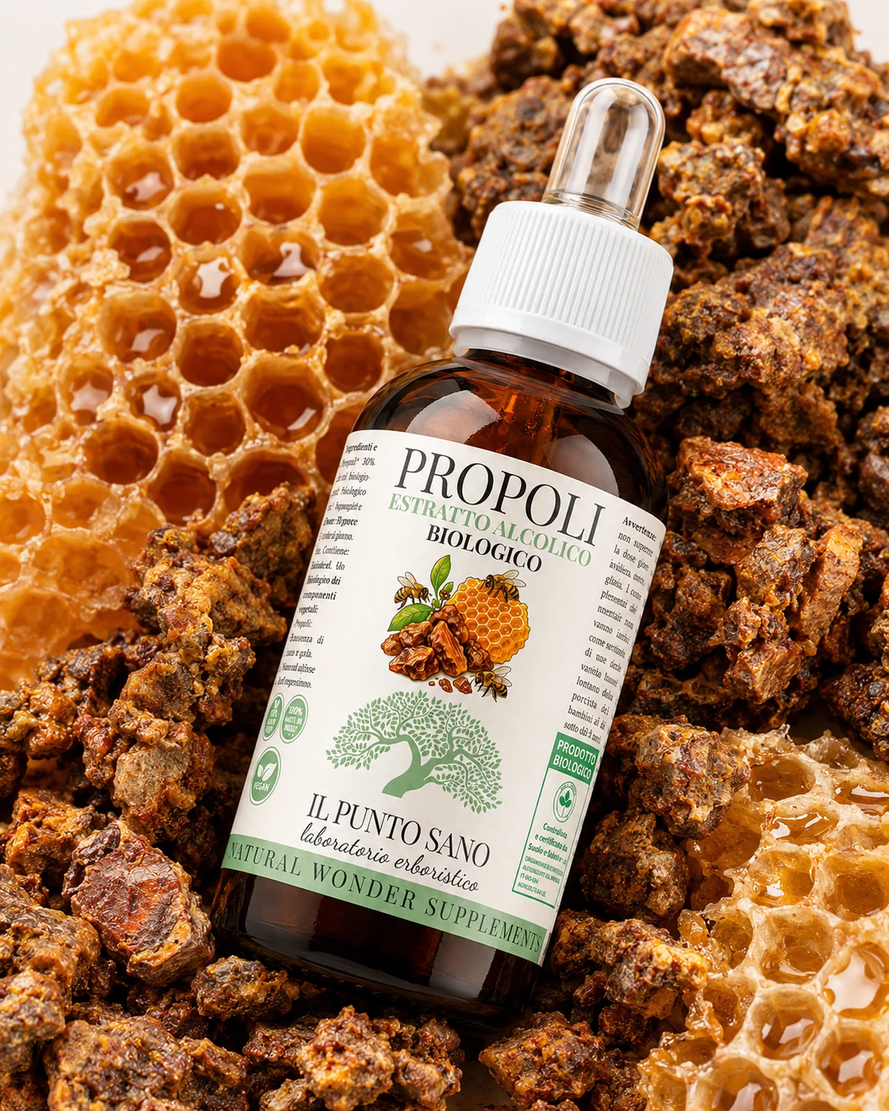 Propoli Estratto Alcolico Biologico su favo e propoli grezza Propoli Estratto Alcolico Biologico Il Punto Sano in flacone con contagocce, fotografato su favo d’api e propoli grezza, formula naturale biologica per il benessere del cavo orale e il supporto delle difese naturali.