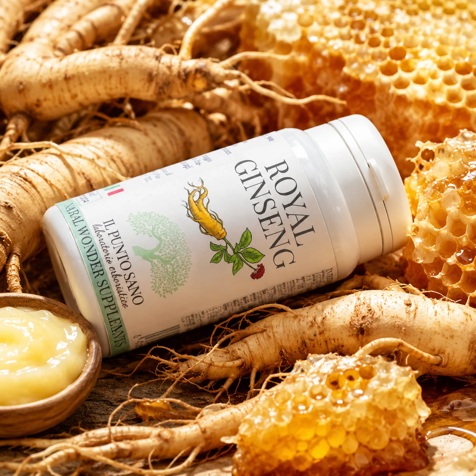 Royal Ginseng coricato con ginseng e pappa reale Royal Ginseng Il Punto Sano coricato su radici di ginseng, favo di miele e pappa reale, integratore naturale tonico e ricostituente per energia e vitalità.