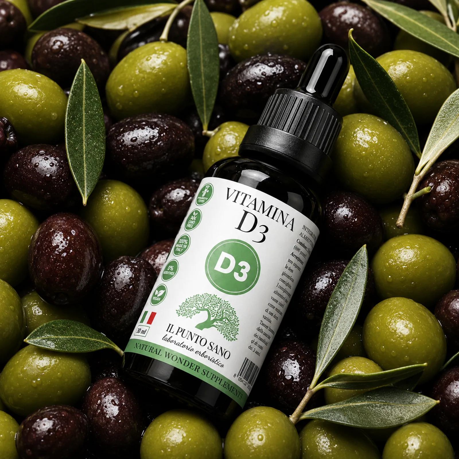 Vitamina D3 in olio EVO con olive Flacone di Vitamina D3 Il Punto Sano adagiato su olive verdi e nere con foglie di olivo, a richiamare la formula in olio EVO.
