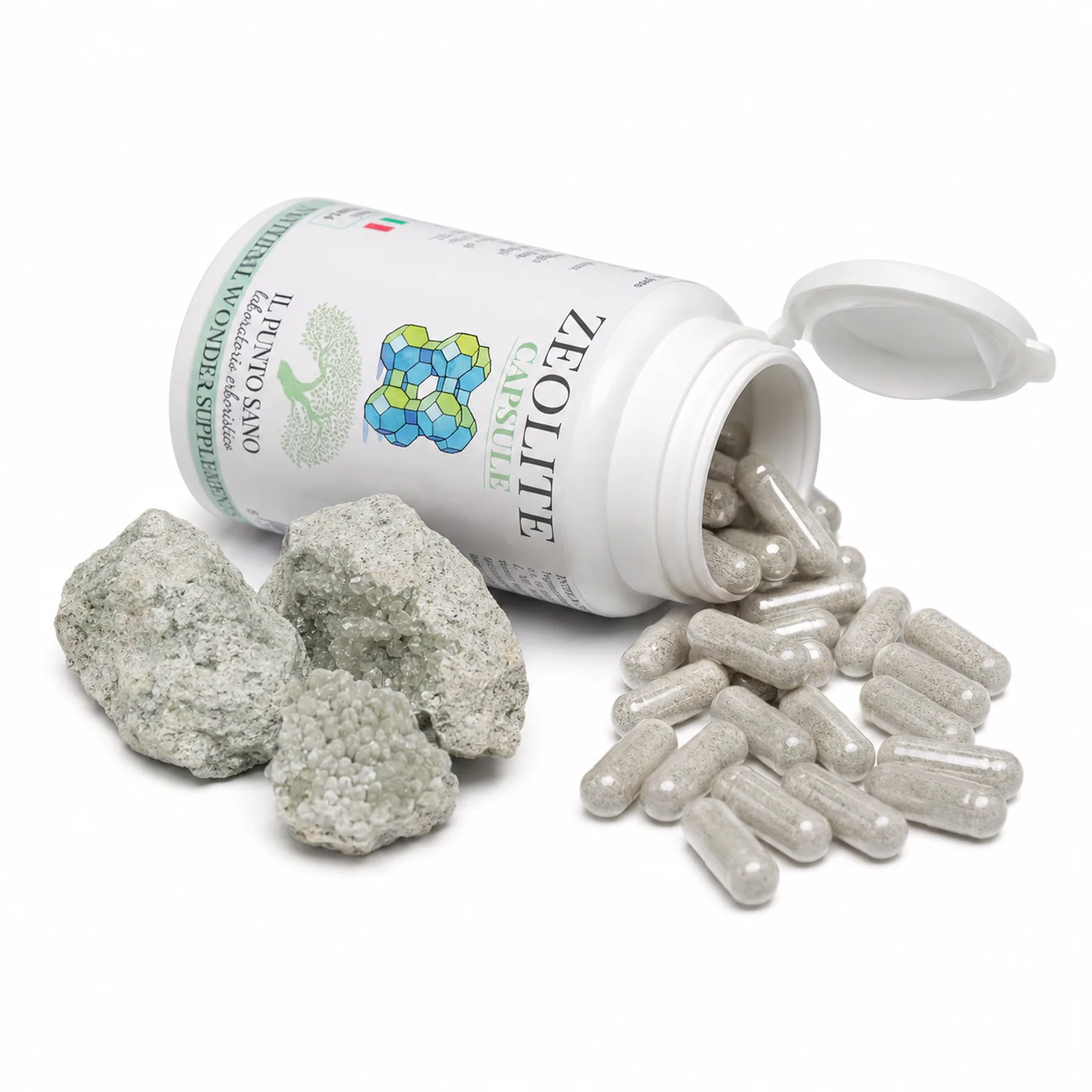 Zeolite Capsule con Zeolite Naturale – Il Punto Sano Flacone aperto di Zeolite Capsule Il Punto Sano con capsule di zeolite micronizzata e minerale naturale di zeolite grezza su sfondo bianco